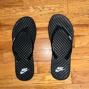 Women’s Nike flip flops